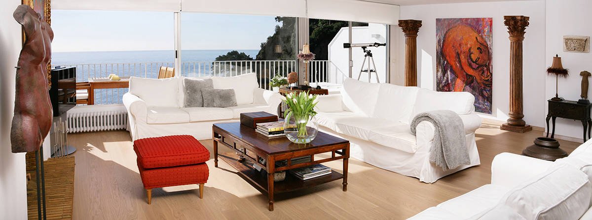 Living room with natural and strobe light.